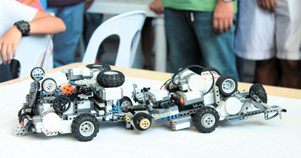 SUMOBOTS, FIGHT! Two SumoBots in action at Park Mall. The Cebu Robotics Society holds sessions where students are given tasks to build robots with a theme, such as Saving Mother Earth. For more info visit their Facebook page at www.facebook.com/CebuRoboticsSociety or them at 09177149699. 