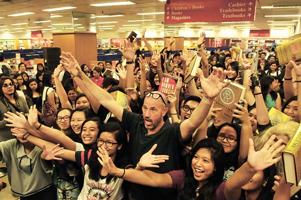 FANDOM. Endgame series author James Frey celebrates with a throng of young Cebuano fans during a book signing at the National Bookstore in Ayala Center Cebu last month. 