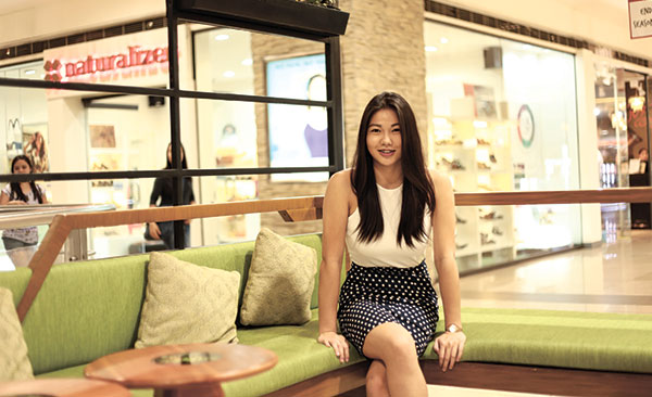 LOOK WHO’S ATTACHED? From someone tasked merely to check how the new business is doing, Justy Rhea Go Gesalem found herself getting attached to Toniq Juice Bar, giving it a special hands-on attention to make it the perfect health hub. 