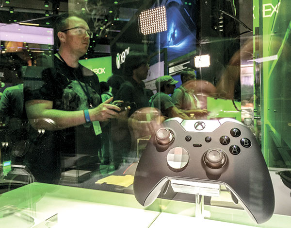 TECH NOSTALGIC. Attendees play video games with the new Xbox Elite console at the Microsoft Xbox exhibit at the E3 Electronic Entertainment Expo in Los Angeles. Convention Center. However, the remake of old games made a surprising buzz during the event. (AP FOTO)