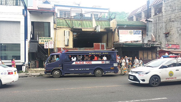 PRO AND NON-PROS. Commuters, mostly students, board a jeepney at a “No Stopping” sign, a mere few meters from the designated loading area. (WEEKEND PHOTO/F. L. OLLIVAL)