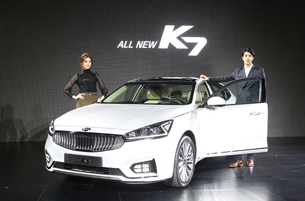 NEW KIA K7 SEDAN. Models pose with Kia Motor’s new K7 sedan during an unveiling ceremony in Seoul, South Korea. The sedan, which was launched last month, is equipped with a 2.4-liter or 3.3-liter gasoline engine. (AP PHOTO) 