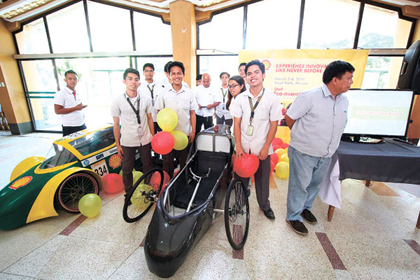 GASOLINE-POWERED. Team HandosSugbo 2 with their go-kart entry under the Gasoline Prototype Category at the Shell Mobility Week launching last month. (Photo by Angelo Nico Daroy) 